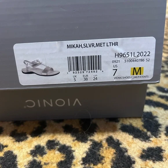 NIB VIONIC Mikah Silver Metallic Leather Sandals Size 7 - Picture 4 of 10